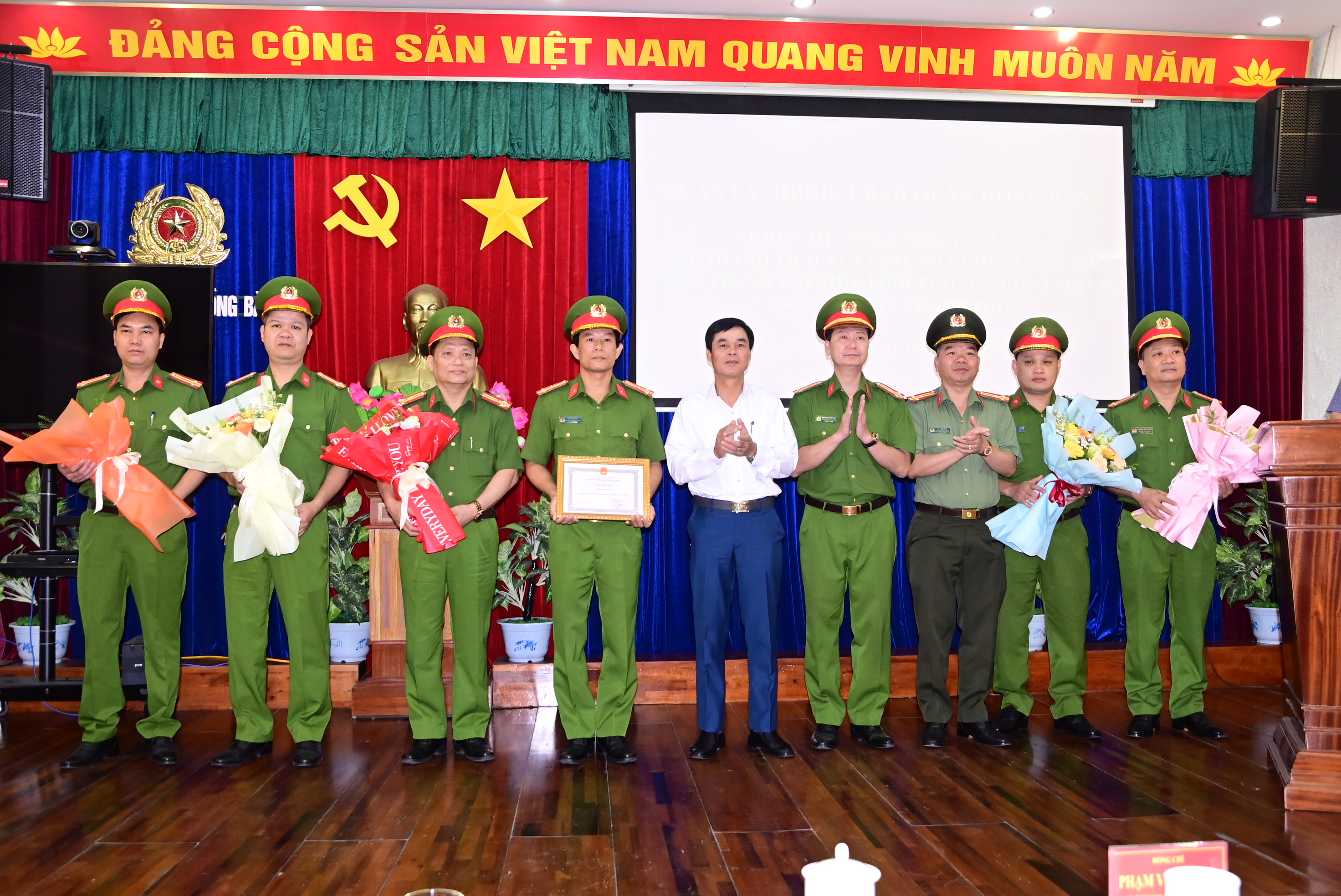 Khen thưởng Công an quận Hồng Bàng về thành tích phá chuyên án, bắt nhóm cướp đêm